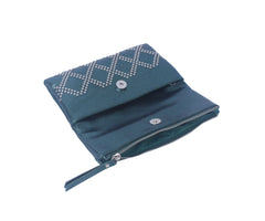 Metallic studded flap clutch